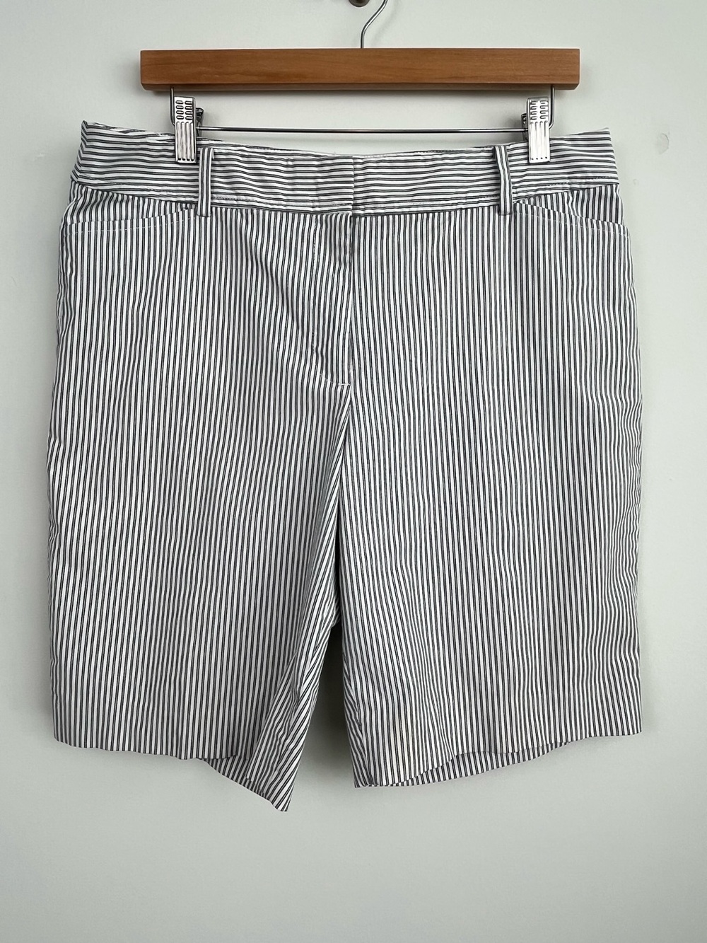 Talbots cotton spandex The Perfect Short black & white stripe shorts, 12P.